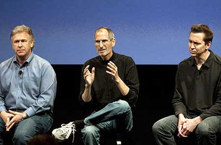 من اليمين: سكوت بورستول، ستيف جوبز، بيل شيلر