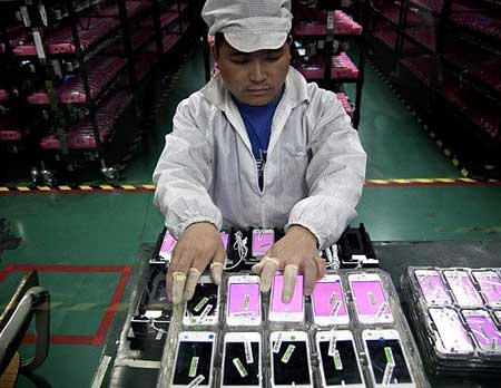 اعترافات عامل في مصانع تركيب أجهزة الايفون والايباد