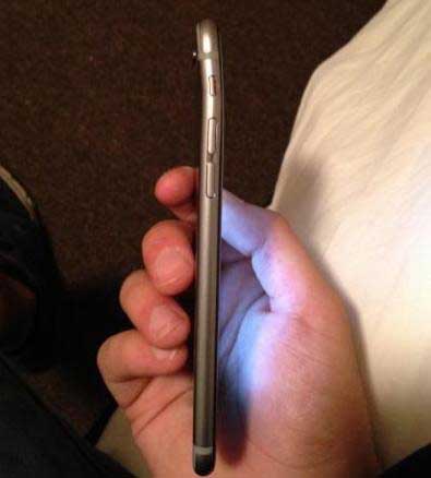 صورة نشرها أحد المستخدمين تظهر انحناءاً بسيطاً في هاتف الآيفون 6 بلس !