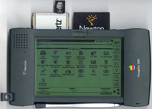 أحد أجهزة آبل اللوحية القديمة Newton MessagePad 2000