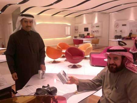 بالصور - مبيعات الايفون 4 اس في السعودية بالصور - مبيعات الايفون 4 اس في السعودية