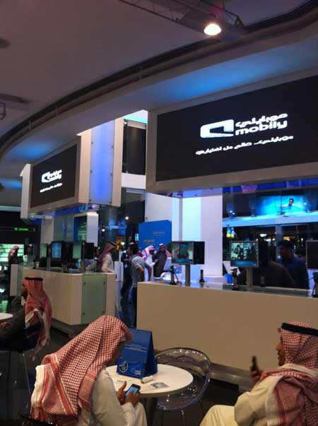 بالصور - مبيعات الايفون 4 اس في السعودية بالصور - مبيعات الايفون 4 اس في السعودية