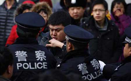 جرحى ومعتقلون عند إطلاق الايفون 4 أس في الصين