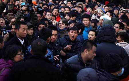 جرحى ومعتقلون عند إطلاق الايفون 4 أس في الصين
