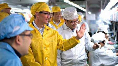 تيم كوك اثناء زيارته لمصانع فوكسكون