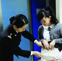 ضبط طفلة اثناء تهريب 30 جهاز ايفون الى الصين