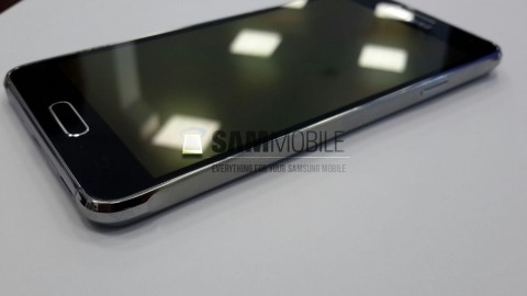 هاتف Galaxy S5 Alpha يظهر من جديد في صور حية 