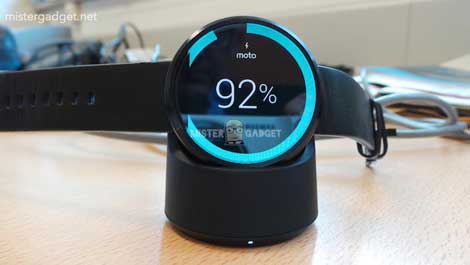 صورة شحن ساعة Moto 360