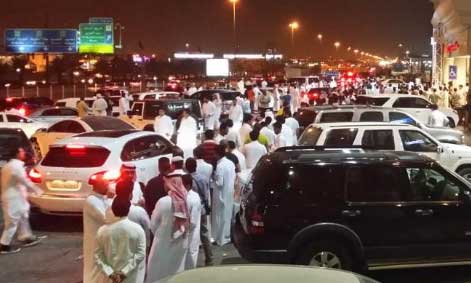 العشرات في انتظار الآيفون 6 أمام أحد فروع موبايلي بالرياض - السعودية