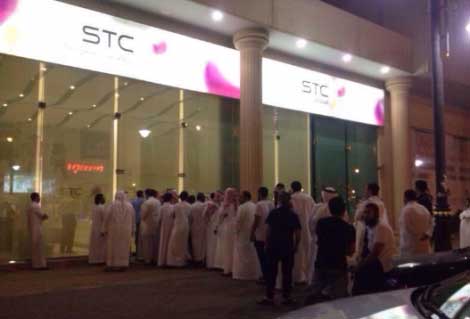 طوابير أخرى أمام أخد متاجر شركة الاتصالات السعودية STC - السعودية