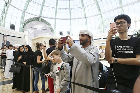 بالصور - الافتتاح الرسمي لأول متاجر آبل العربية في دبي و أبوظبي !
