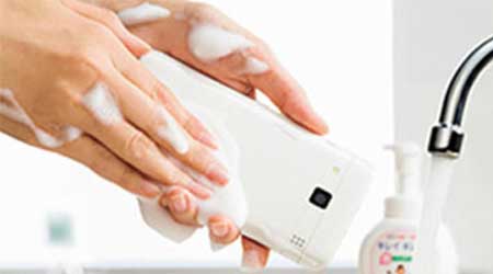 شركتا KDDI و Kyocera تعلنان عن أول هاتف قابل للغسل بالمساء والصابون