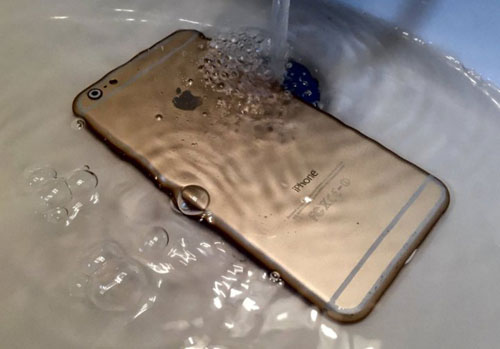 ماذا تفعل في حال سقط هاتفك الذكي في الماء ؟