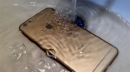 ماذا تفعل في حال سقط هاتفك الذكي في الماء ؟