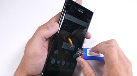 فيديو - هل هاتف Xperia XZ PREMIUM صلب وقادر على التحمل ؟