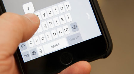 نظام iOS 11 - شرح كيفية تفعيل ميزة الكتابة بيد واحدة في لوحة مفاتيح الأيفون !