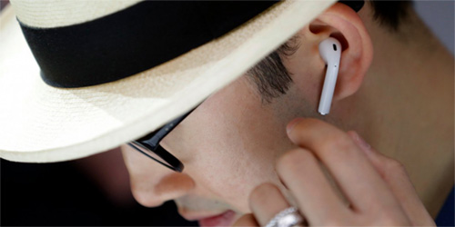 سماعات Apple AirPods أكثر السماعات اللاسلكية مبيعاً رغم الانتقادات !