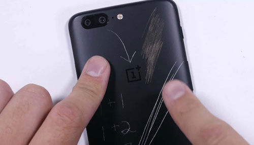 اختبار الصلابة لهاتف OnePlus 5T يظهر أنه صلب وقوي !