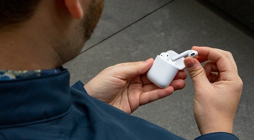 هل سماعات آبل AirPods 2019 الجديدة مقاومة للماء والعرق أم لا؟! 