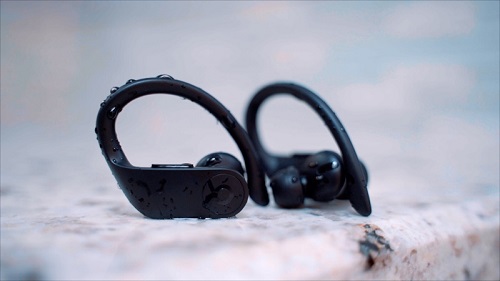 سماعات Powerbeats Pro الجديدة - ما مدى مقاومتها للماء؟! 