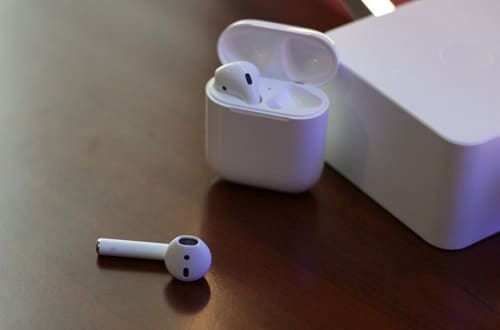 هل سماعات آبل AirPods سهلة الضياع؟