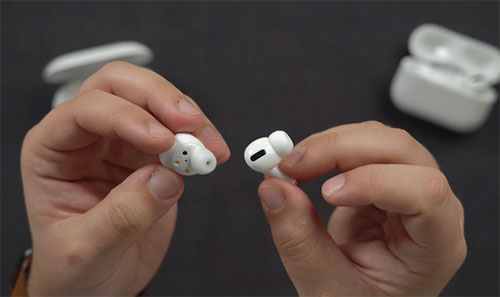 سماعات ابل AirPods Pro (يمين) وسماعات سامسونج جالكسي Buds بلس (يسار)