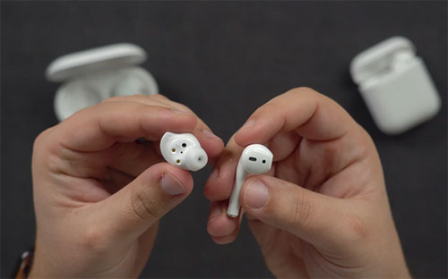 سماعات ابل AirPods (يمين) وسماعات سامسونج جالكسي Buds بلس (يسار)