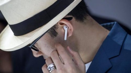 ابل تعمل على تطوير سماعات AirPods بمزايا خاصة بالصحة!