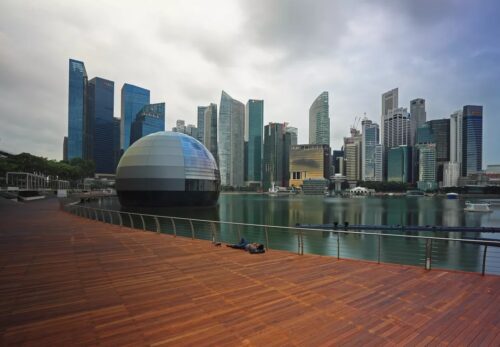 متجر ابل العائم فوق الماء في سنغافورة