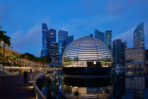 افتتاح متجر ابل العائم فوق الماء في سنغافورة - تحفة معمارية من الداخل والخارج!