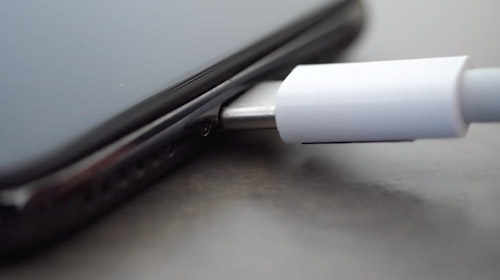 أول هاتف ايفون بمنفذ USB C بات الآن متاحاً للشراء!