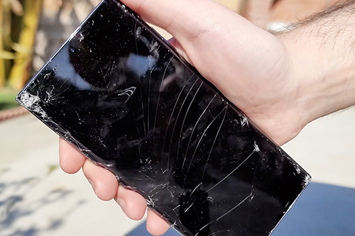 اشترِ جراب فوراً - هاتف Galaxy S22 Ultra يفشل بجدارة في اختبار السقوط!