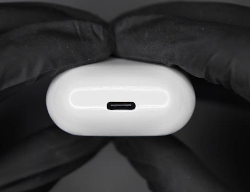 مهندس يتمكن من إضافة منفذ USB C إلى سماعات AirPods